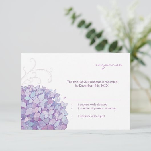 Niedliche Lila Hydrangea Bloom Wedding RSVP (Stehend Vorderseite)