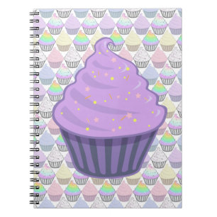 Niedliche lila Kuchen-Strudel-Zuckerglasur mit Notizblock