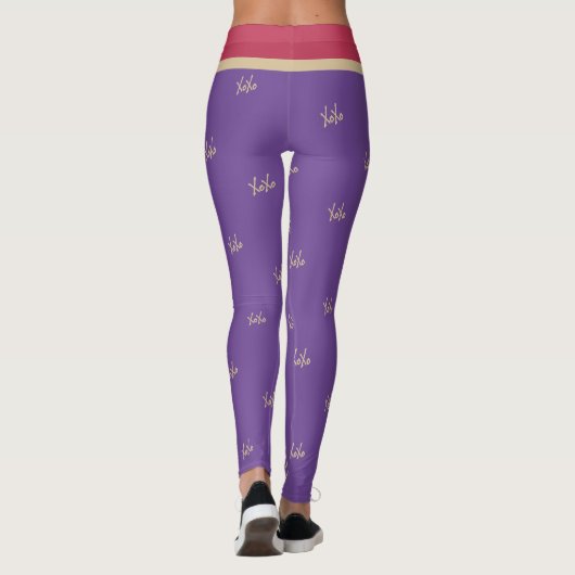 Niedliche Lila Magenta Gold XOXO Typografie Leggings (Rückseite)