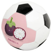 Niedliche lila Mangostanfrucht Cartoon Abbildung Fußball (Dreiviertel)