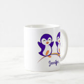 Niedliche Lila Penguin Rainbow Monogram Kids Kaffeetasse (VorderseiteRechts)
