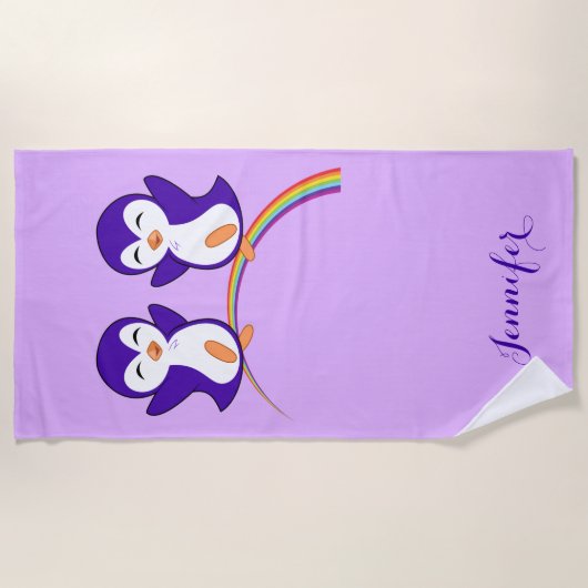 Niedliche Lila Pinguine auf Regenbogen Strandtuch (Vorderseite)