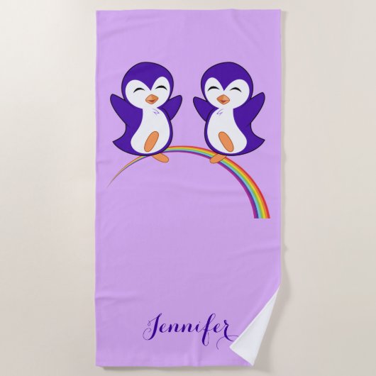 Niedliche Lila Pinguine auf Regenbogen Strandtuch (Vorderseite)
