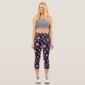 Niedliche lila rosa Blume Geschenk auf schwarze BG Capri Leggings (Vorderseite)