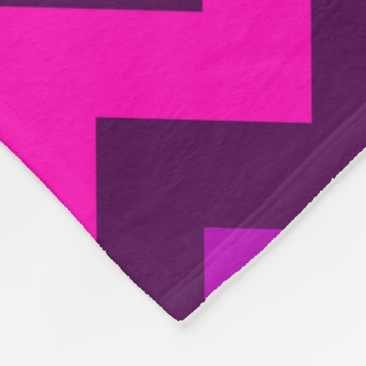 Niedliche Lila rosa Chevrons Mittelfläschchen Fleecedecke (Ecke)