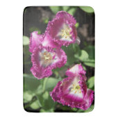 Niedliche lila Tulpen im Garten Badematte (Vorderseite Vertikal)