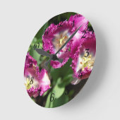 Niedliche lila Tulpen im Garten Runde Wanduhr (Winkel)