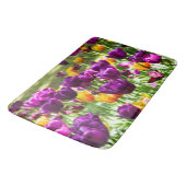 Niedliche lila und gelbe Tulpen Badematte (Schrägansicht)