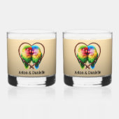 Niedliche Lovebirds Kuddeln in einem herzförmigen Whiskyglas (Vorderseite)
