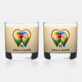 Niedliche Lovebirds Kuddeln in einem herzförmigen Whiskyglas (Rückseite)