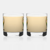 Niedliche Lovebirds Kuddeln in einem herzförmigen  Whiskyglas (Links)