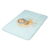 Niedliche Löwenfischerei auf dem Mond Badematte (Schrägansicht)