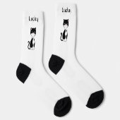 Niedliche Lucky Tuxedo Katze auf weißen Socken (Rechts)