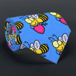 Niedliche lustige Biene mit Herz-Cartoon-Abbildung Krawatte<br><div class="desc">Das kann unsere niedliche,  lustige Biene entwerfen,  die ein Herz trägt. Sei glücklich!</div>