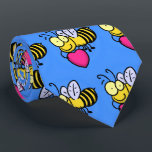 Niedliche lustige Biene mit Herz-Cartoon-Abbildung Krawatte<br><div class="desc">Das kann unsere niedliche,  lustige Biene entwerfen,  die ein Herz trägt. Sei glücklich!</div>