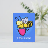 Niedliche lustige Biene mit Herz-Cartoon-Abbildung Postkarte (Stehend Vorderseite)