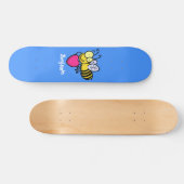 Niedliche lustige Biene mit Herz-Cartoon-Abbildung Skateboard (Horizontal)