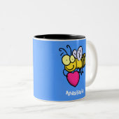 Niedliche lustige Biene mit Herz-Cartoon-Abbildung Zweifarbige Tasse (VorderseiteRechts)