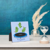 Niedliche, lustige grüne Bohnen auf Trampolin-Cart Fotoplatte (InSitu)