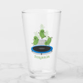 Niedliche, lustige grüne Bohnen auf Trampolin-Cart Glas (Rückseite)