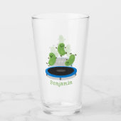 Niedliche, lustige grüne Bohnen auf Trampolin-Cart Glas (Vorderseite)