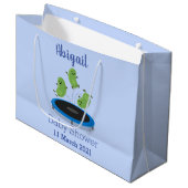 Niedliche, lustige grüne Bohnen auf Trampolin-Cart Große Geschenktüte (Vorderseite Schrägansicht)