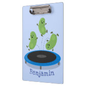 Niedliche, lustige grüne Bohnen auf Trampolin-Cart Klemmbrett (Links)