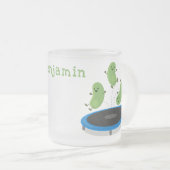 Niedliche, lustige grüne Bohnen auf Trampolin-Cart Mattglastasse (VorderseiteRechts)