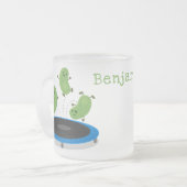 Niedliche, lustige grüne Bohnen auf Trampolin-Cart Mattglastasse (Vorderseite Links)