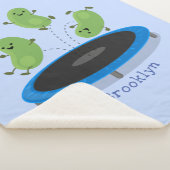 Niedliche, lustige grüne Bohnen auf Trampolin-Cart Sherpadecke (3/4)