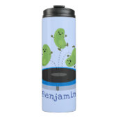 Niedliche, lustige grüne Bohnen auf Trampolin-Cart Thermosbecher (Vorderseite)