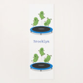 Niedliche, lustige grüne Bohnen auf Trampolin-Cart Yogamatte (Rückseite)