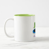 Niedliche, lustige grüne Bohnen auf Trampolin-Cart Zweifarbige Tasse (Links)