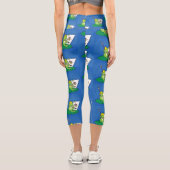 Niedliche, lustige, grüne Froschszene Cartoon-Abbi Capri Leggings (Rückseite)