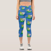 Niedliche, lustige, grüne Froschszene Cartoon-Abbi Capri Leggings (Vorderseite)