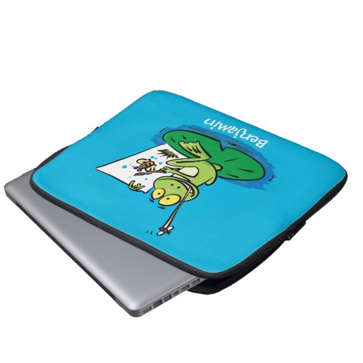 Niedliche, lustige, grüne Froschszene Cartoon-Abbi Laptopschutzhülle (Vorne Knopf)