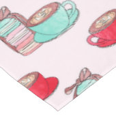 Niedliche Macarons und Cappuccino | Pastell | Mono Tischdecke (Schrägansicht)