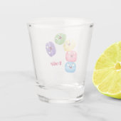 Niedliche Macaros Cartoon Illustration Schnapsglas (Rückseite)