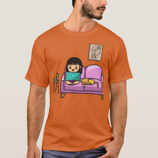 Niedliche Mädchen arbeiten auf Laptop mit Cat-Cart T-Shirt