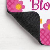 Niedliche Mädchen benennen rosa, gelbe Blumen kari Mousepad (Ecke)