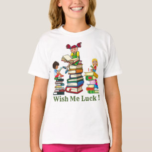 Niedliche Mädchen, die auf einem Stapel Bücher sit T-Shirt