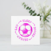 Niedliche Mädchen essen Schlafsoccer wiederholen - (Stehend Vorderseite)