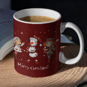 Niedliche Mädchen im Winter mit Weihnachtsschneema Kaffeetasse