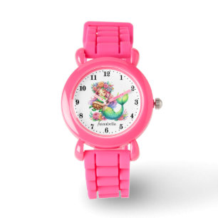 Niedliche Mädchenfreunde tragen ihren Namen Armbanduhr