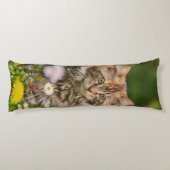 Niedliche Maine Coon Kitten Cat in Blume Schatten Seitenschläferkissen (Rückseite)