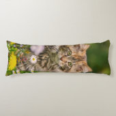 Niedliche Maine Coon Kitten Cat in Blume Schatten  Seitenschläferkissen (Vorderseite)