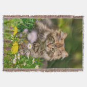 Niedliche Maine Coon Kitten Cat Sitzen in Blume Decke (Vorderseite)