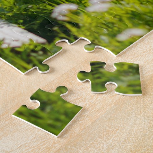 Niedliche maltesische Welpe läuft Puzzle (Seite)