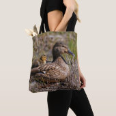 Niedliche Mama Chillin' Mallard Duck & Baby Duckli Tasche (Von Nahem)