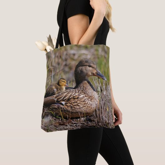 Niedliche Mama Chillin' Mallard Duck & Baby Duckli Tasche (Von Nahem)